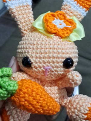 Coelhinho colorido amigurumi