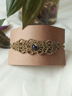 Pulseira ornamental em macramê
