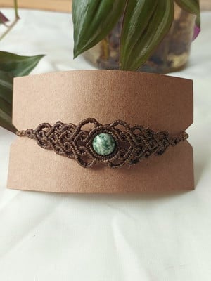 Pulseira ornamental em macramê
