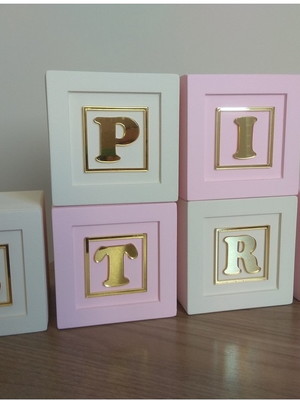 Cubo mdf pintado e decorado com letra espelhada 10 cm letra