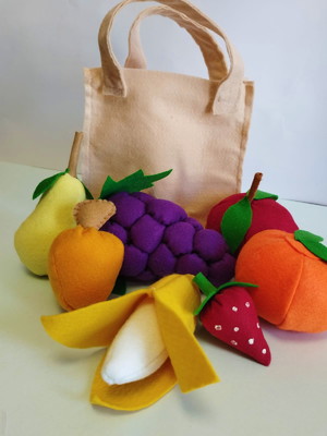 Sacola com 7 frutas em feltro