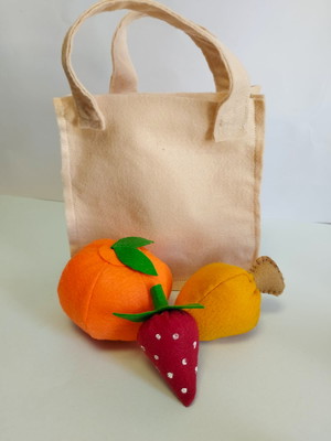 Sacola com 3 frutas laranja, morango e caju em feltro