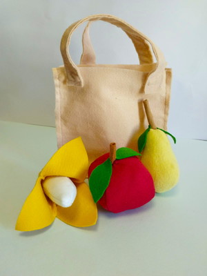 Sacola com 3 frutas banana, maça e pera em feltro