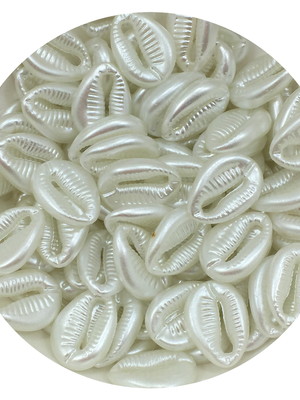 Pingente búzios de plástico branco 13x17mm 30 unidades