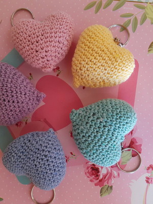 Chaveiros de coração de amigurumi