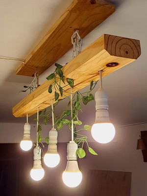 Lustre em madeira maciça para teto com pendentes brancos