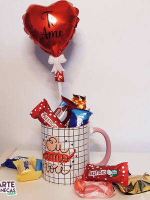 Caneca com bombons e balão coração