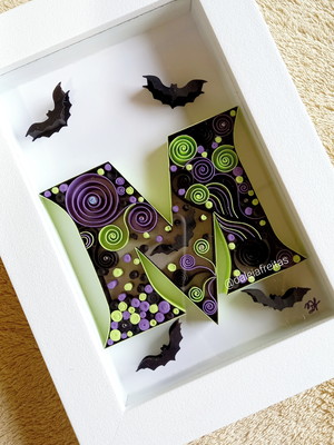 Mini quadro letra m com morcegos em quilling