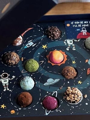 Caixa 12 doces sistema solar astronauta