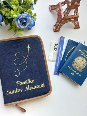 Carteira porta passaportes família| bordado avião