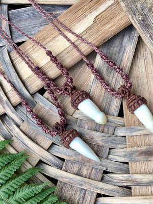 Colar em macrame com dente de jacaré