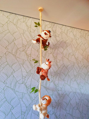 Corda decorativa 2m com 3 pelúcias, folhas e acabamento