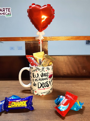 Caneca c/ bombons e balão coração eu você