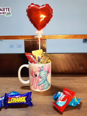 Caneca com bombons e balão coração abraço 1