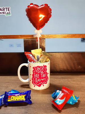 Caneca com bombons e balão coração você me faz tão bem
