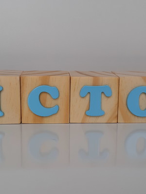 Cubo com nome victor em pinus
