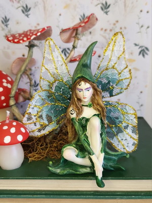 Estátua fada sentada com chapéu 11cm - verde