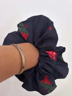 Maxi scrunchie azul marinho estampa cerejinhas e morangos
