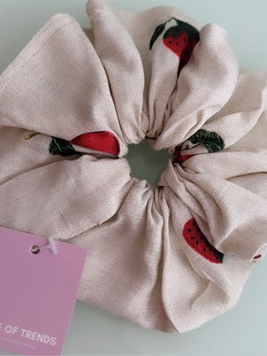 Maxi scrunchie bege estampa cerejinhas e morangos