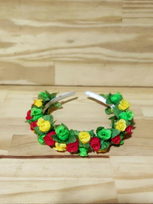 Tiara de flores vermelho, verde e amarelo