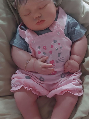 Bebe reborn june dormindo