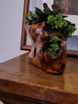 Arranjo suculenta artificial em vaso de madeira rústico