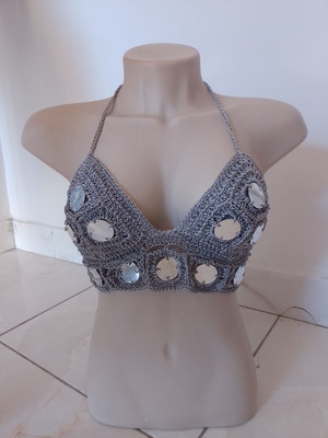 Cropped em crochê com detalhes