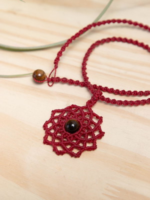 Colar macrame com pingente mandala com pedra olho de tigre