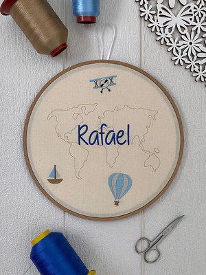 Porta maternidade menino bastidor bordado mapa viagem balão
