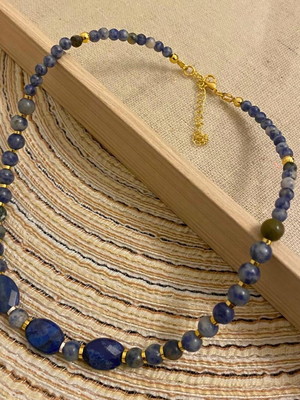 Gargantilha de pedras sodalita e lápis lazulli - choker