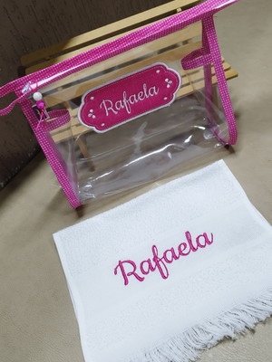 Nécessaire plástica multiuso com toalhinha bordada
