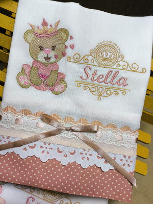 Kit de fraldas bordados 2 peças ursinha princesa.