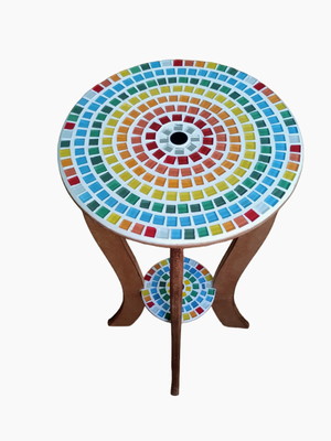Mesinha de madeira com tampo em mosaico colorida