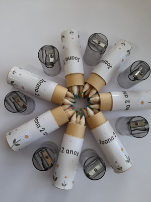 Caixa com mini lápis de cor personalizada com apontador