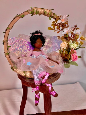 Fada negra no arco com flores