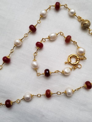 Conjunto de colar e pulseira de pérolas e pedras naturais
