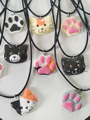 Colar de gatinho / cachorrinho / patinha em biscuit