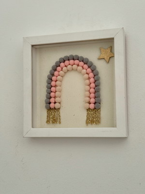 Quadro/ porta maternidade arco-íris pompom