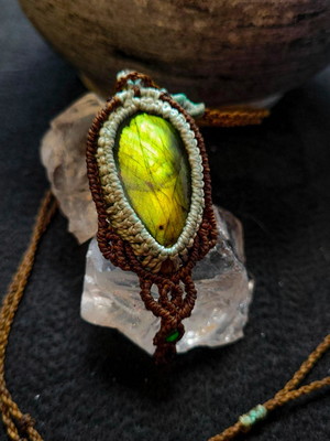 Colar macrame labradorita esverdeada