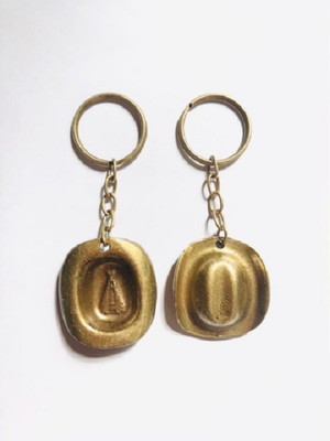 Kit 2 chaveiros de chapéu country aparecida ouro velho