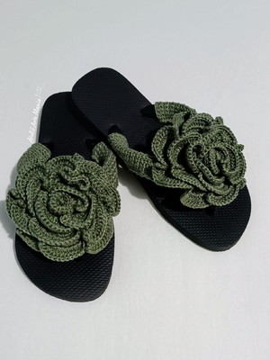 Havaiana customizada com crochê