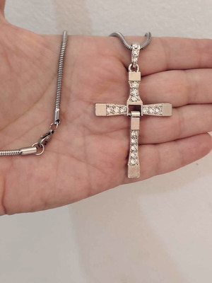 Cordão com crucifixo cravejado