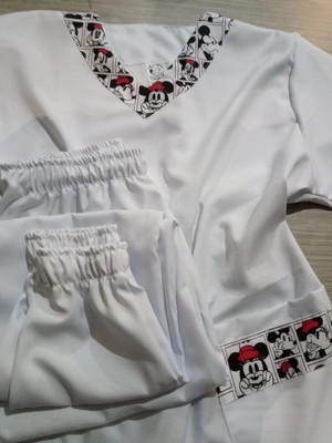 Pijamas cirúrgico plus size branco c estampa do stitch