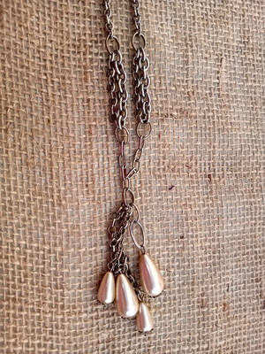 Gargantilha com gotas de pérolas