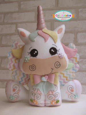 Boneco unicórnio 28 cm