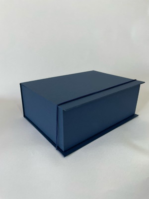 Caixa cartonada presente modelo livro 22x22x7cm com elástico