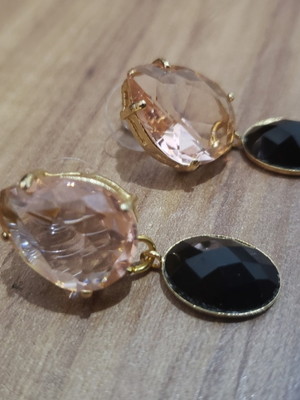 Brinco banhado com cristal topázio e pedra natural ônix
