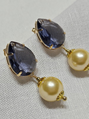 Brinco pino banhado com cristal lavanda e pérola shell