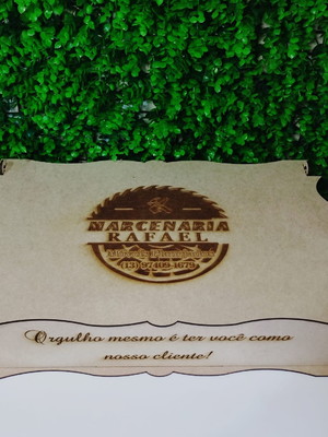 Caixa com tampa articulada 42x23x11cm personalizada a laser