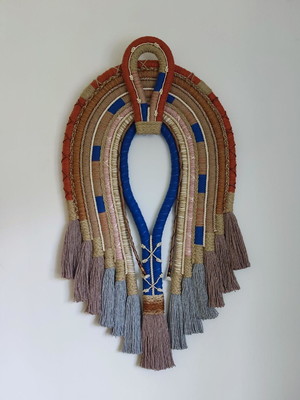 Cocar têxtil, com técnicas de macramé e texteis. adorno deco